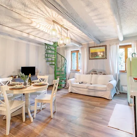 Apartment Dimora Della Rocca Private Garden, Wifi, Bbq & Parking - Happy Angera