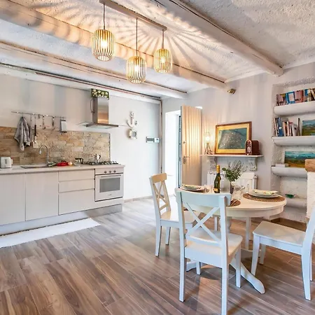 Dimora Della Rocca Private Garden, Wifi, Bbq & Parking - Happy Apartment Angera