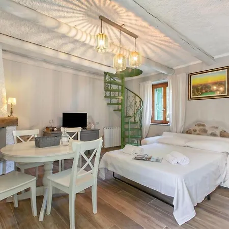 Dimora Della Rocca Private Garden, Wifi, Bbq & Parking - Happy *