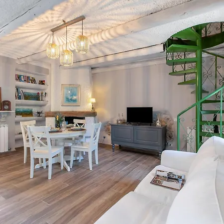 Dimora Della Rocca Private Garden, Wifi, Bbq & Parking - Happy Apartment