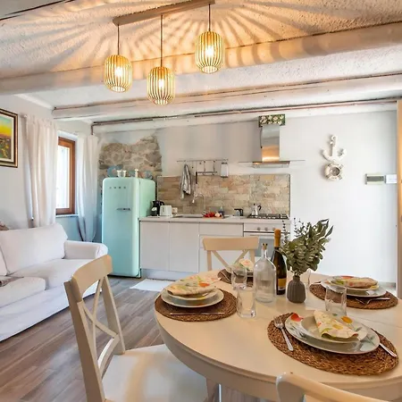 Apartment Dimora Della Rocca Private Garden, Wifi, Bbq & Parking - Happy Angera