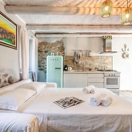 Apartment Dimora Della Rocca Private Garden, Wifi, Bbq & Parking - Happy