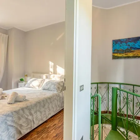Dimora Della Rocca Private Garden, Wifi, Bbq & Parking - Happy Apartment *