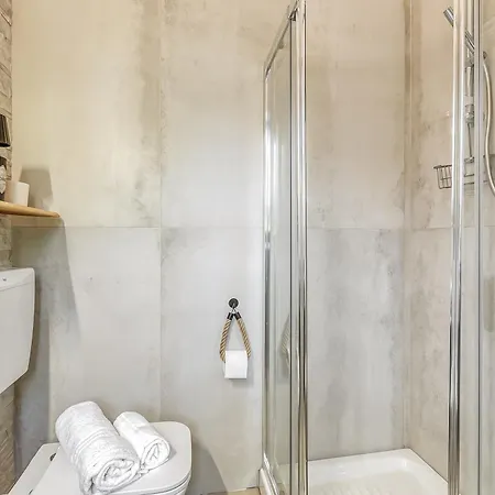 Apartment Dimora Della Rocca Private Garden, Wifi, Bbq & Parking - Happy